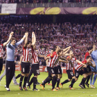 Los jugadores del Athletic celebran con Bielsa como protagonista su clasificación.