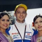 Valentino Rossi, de Yamaha, posa con bailarinas tradicionales malayas