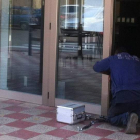 Los ladrones accedieron por la puerta lateral al bar, que ayer tuvo que ser sustituida.