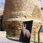 Uno de los murales junto a una torre medieval. CAMPOS