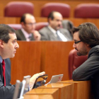 El procurador popular Alfonso García Vicente (D) conversa con el socialista Miguel Ángel Fernández Cardo en el Pleno de las Cortes