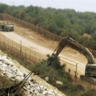 Una máquina del Ejército israelí tala árboles en un punto de la frontera con el Líbano.
