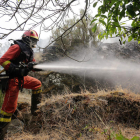 Un brigada trabaja contra el fuego que se desató en La Cabrera. SECUNDINO PÉREZ