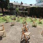 Sillas vacías en el Jardín de Valdés, el nuevo espacio cultural que este verano ha acogido conciertos con protocolo anticovid. DE LA MATA