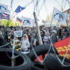 Protestantes prorrusos, junto a la administración regional de Donetsk, en Ucrania.