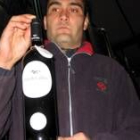 Rafael Alonso muestra una botella de Pardevalles Crianza 2001