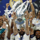 Benzema levanta el trofeo de campeones de Europa junto al resto de integrantes de un Real Madrid que demostró que en la Liga de Campeones es el que manda. YOAN VALAT