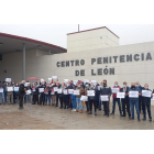 Protesta, esta mañana, de los funcionarios de prisiones en la cárcel de Villahierro. DL