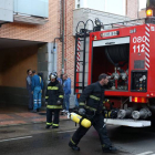 Los bomberos de León trabajan en el lugar donde el hombre se quemó a lo bonzo