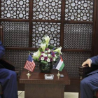 El secretario de Estado estadounidense, John Kerry (i), durante su reunión con el presidente palestino, Mahmud Abás (d), en Ramala, Cisjordania.