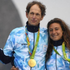 Santiago Lange y Cecilia Carranza, felices con sus medallas de oro.