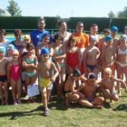 Los niños participantes en los cursos de natación y tenis en la localidad de Villaobispo.