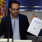 El portavoz parlamentario del PSOE, Antonio Hernando, durante la rueda de prensa que ofreció ayer en el Congreso. JAVIER LIZÓN
