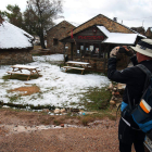 Un peregrino fotografía por la nieve acumulada en una de las tabernas más emblemáticas del Camino de Santiago.