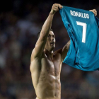 Cristiano Ronaldo muestra la camiseta a la grada del Camp Nou tras conseguir el segundo tanto del Madrid.
