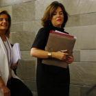 La vicepresidenta del Gobierno en funciones, Soraya Sáenz de Santamaría, y la titular de Empleo, Fátima Báñez, en la rueda de prensa posterior al Consejo de Ministros.