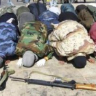 Milicianos rebeldes rezan durante una tregua en medio de la dura ofensiva de las brigadas de Gadafi.
