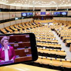 La presidenta de la Comisión Europea es vista en una pantalla de móvil durante una sesión plenaria del Parlamento Europeo. OLIVIER HOSLET