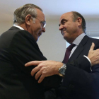 El presidente de La Caixa Isidre Fainé y el ministro de Economía Luis de Guindos, el pasado año en Madrid.