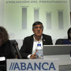 Cayetano Franco, en el centro, durante la última asamblea del CB Ademar. BRUNO MORENO