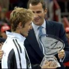 Juan Carlos Ferrero recibe el trofeo en el Rockódromo de Madrid de manos del Príncipe Felipe