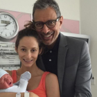 Jeff Goldblum y su mujer, Emilie Livingston, con su hijo recién nacido, Charlie Ocean, en julio del 2015.