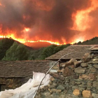 Uno de los frentes de fuego visto desde la localidad de Truchillas. DL