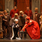 La compañía Ópera 2001 en una escena de la célebre ópera de Puccini ‘La Bohéme’, que hoy llega a León. ÓPERA 2001
