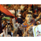 Una multitud de personas celebran la toma de Trípoli y la detención del hijo de Gadafi, esta madrugada.
