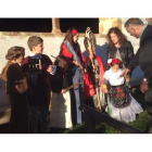 El párroco estaba con los niños disfrazados de santos y santas junto a la iglesia.