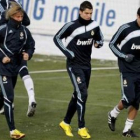 Los jugadores del Madrid Guti, Cristiano Ronaldo y Kaká en el entrenamiento de ayer.