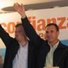 Los candidatos Silván y Panero saludan al público que llenó el salón del Infanta Cristina