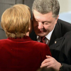 La cancillera Angela Merkel y el presidente de Ucrania, Petro Poroshenko, se saludan en Múnich.