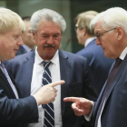 Johnson (izquierda) conversa con Steinmeier (derecha) en presencia del luxemburgués Asselborn, al inicio de la reunión del Consejo de Asuntos Exteriores de la UE, este lunes, en Bruselas.
