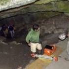 Miembros del grupo Edeleweiss exploran una cavidad en la Sierra de Atapuerca en Burgos