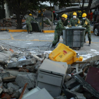 Efectivos de rescate prosiguen sus labores en las oficinas de la estatal Petróleos Mexicanos.