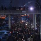 Cientos de personas rodearon el Hospital del Bierzo con luz en las manos, exigiendo un cambio en la política sanitaria. L. DE LA MATA