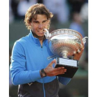 Rafa Nadal muerde su sexto trofeo de Roland Garros.