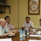 Emilio Guereñu, segundo por la izquierda, durante una reunión con el consejo de la Cultural que pres