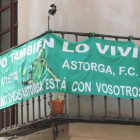 Astorga está engalanada de enseñas verdes para dar el máximo apoyo a su equipo de fútbol, que el sábado se juega el ascenso a Segunda División B. RAMIRO LÓPEZ