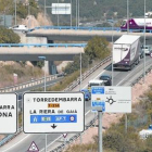 Tráfico de camiones en el nudo de confluencia de la carretera N-340 y la autopista AP-7 en Torredembarra (Tarragonès).