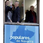 Rajoy, en la ventana de la sede, junto a cargos del nuevo PP navarro