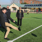 El alcalde de Ponferrada, Samuel Folgueral, ayer en el saque de honor para el estreno de los campos de Cuatrovientos