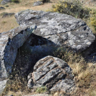 Vista del posible ídolo megalítico cabreirés, realizado a base de grandes hendiduras paralelas. La piedra está partida en dos. S.C.