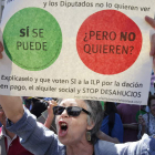 Protesta convocada ayer por la PAH frente al Congreso.