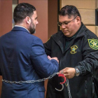 Un agente de la Oficina del Alguacil del Condado de Broward coloca las esposas al hispano-estadounidense Pablo Ibar, durante su juicio en el tribunal estatal de Florida, en Fort Lauderdale, Florida (EE.UU.).