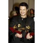 El cantante español Alejandro Sanz sostiene los tres Grammy