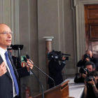 El vicesecretario del PD, Enrico Letta, se dirige a los medios tras su reunión con Napolitano.