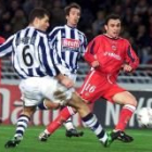 Schurrer trata de despejar un balón en presencia de Sergio en el Real Sociedad-Deportivo