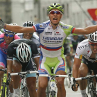 Peter Sagan levanta victorioso los brazos al imponerse en la duodécima etapa de la Vuelta.